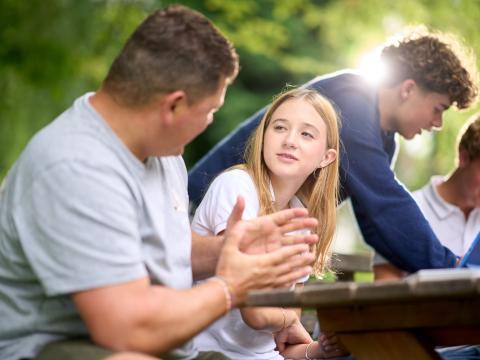 Lerngruppe mit Lehrer im Freien