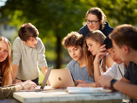 Lerngruppe mit Laptop