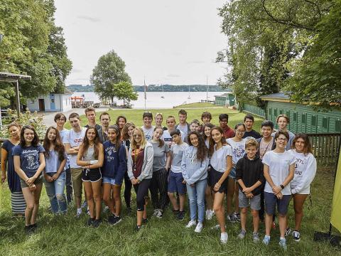 Gruppenbild Summerschool am Haus am See vor dem Ammersee 