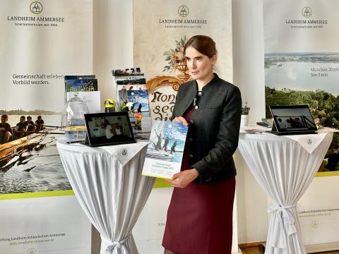 Maike Häusler am Stand mit Informationsmaterial