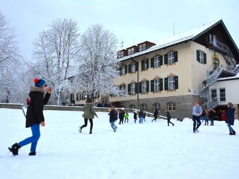 Schneeballschlacht vor dem Schulhaus