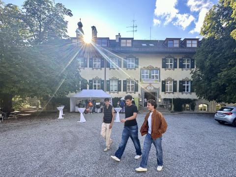 Schüler laufen über den herbstlichen Haupthausplatz des Landheim Ammersee
