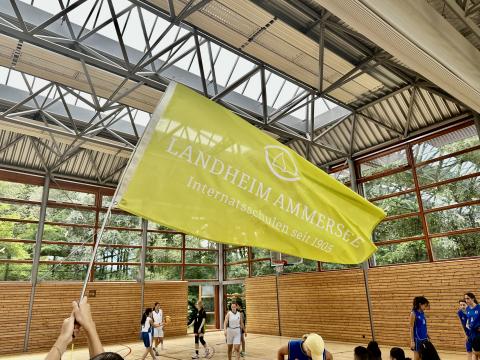 Fahne Landheim Ammersee in eienr Sporthalle