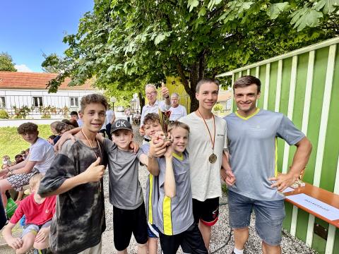 Sieger mit Medaillen beim Sportwettkampf