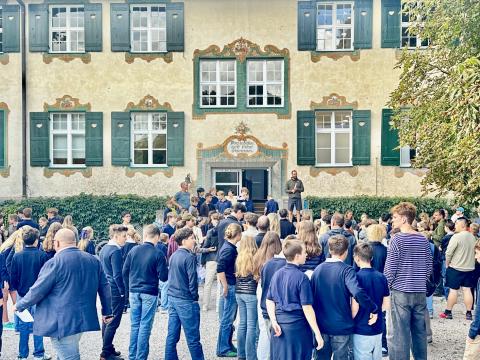 Sxchulstart im Landheim Ammersee mit belebtem Haupthausplatz