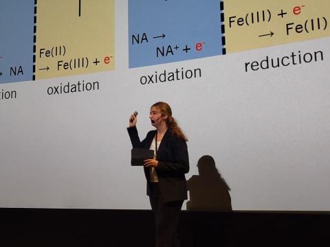 Jungforscherin Julia Trapp stellt Ihre Forschung in einem Vortrag vor