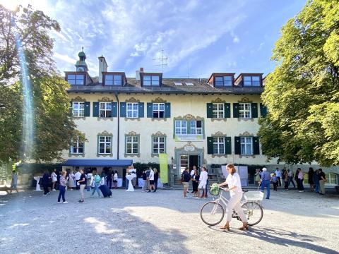 Landheim Ammersee Campus Haupthaus belebt