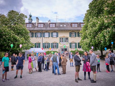 Landheim Haupthaus mit Leute und Ballons