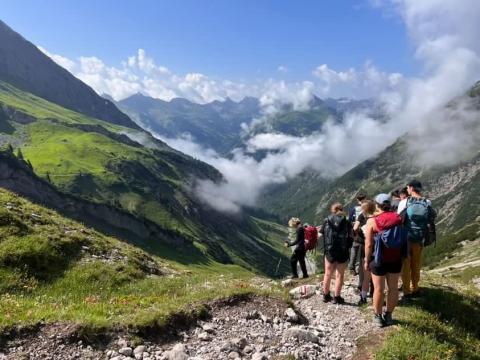 Wandergruppe ind en Bergen