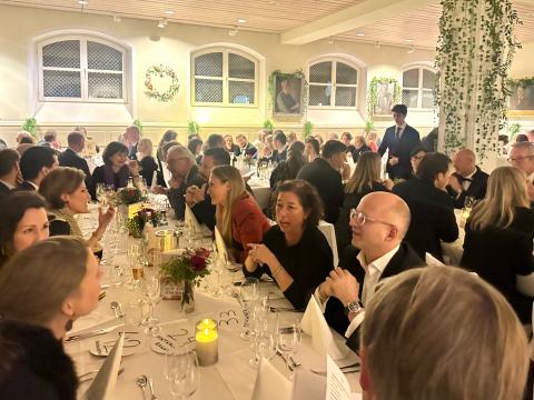 Gäste des Parents' Dinners 2025 beim Feiern im Landheim Ammersee