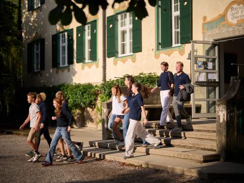 Schüler auf Treppe des Haupthauses Landheim Ammersee