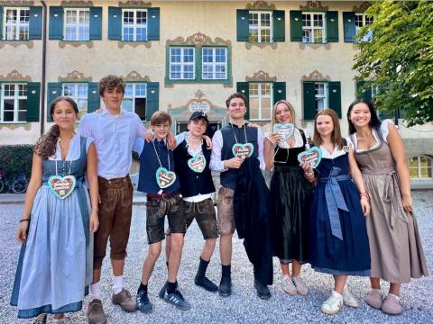 Schülerinnen udn Schüler in Traxcht vor dem Landheim Ammersee
