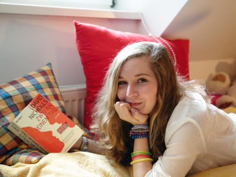 Landheim Ammersee, Mädchen liest