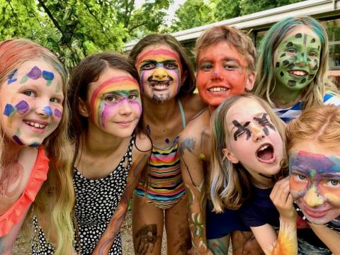 Klecksparty Bild - KInder mit Farbe bemalt