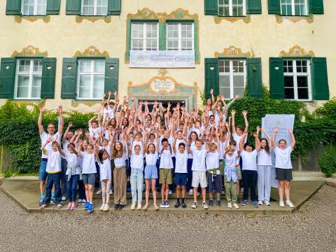 internationale junge Schülergruppe auf der Landheim-Treppe