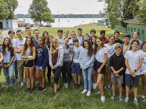 Gruppe Schüler vor dem Ammersee