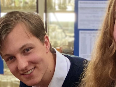 Julia Trapp und ihr Bruder Alexander vom Landheim Ammersee stehen im Bundeswettberb von Jugend forscht 2023