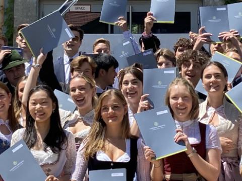 Abitur 2022 – festliche Übergabe & freudiger Ball 