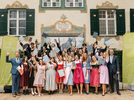 Abiturklasse in Tracht jubelnd