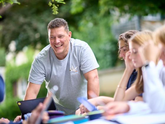 Lerngruppe mit Lehrer im Freien
