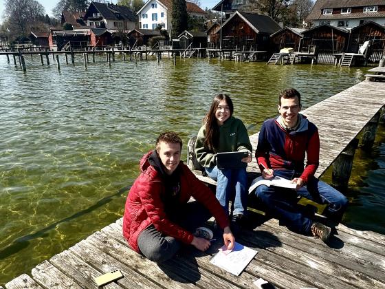 3 Schüler lernen am Steg