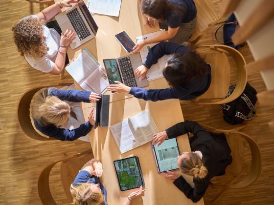 Mädchen lernen mit Laptops