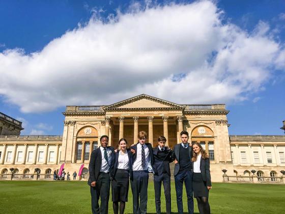 Schülergruppe in Uniform vor historischehn Gebäuden