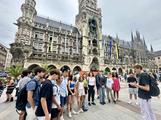 Sumemr School auf dem Marienplatz in München