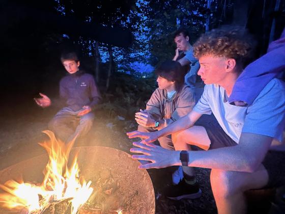 Gruppe ums Lagerfeuer