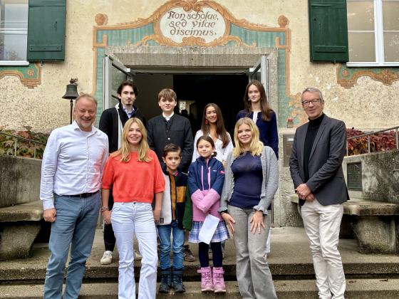 Die Schülervertretung auf der Treppe des Haupthauses Landheim Ammersee mit der Schul- und Stiftungsleitung