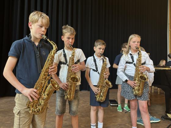 Bläser-Musikgruppe auf der Bühne