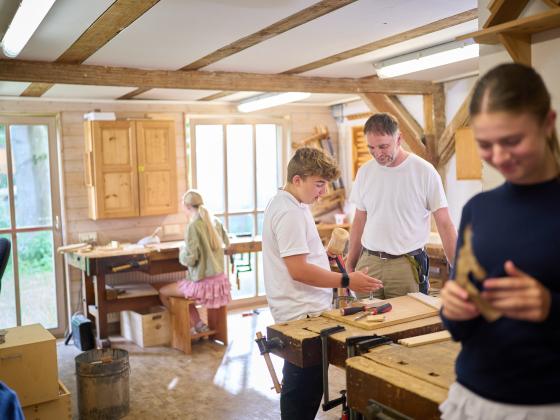 Landheim Ammersee, Schülergruppe in der Schreinerei