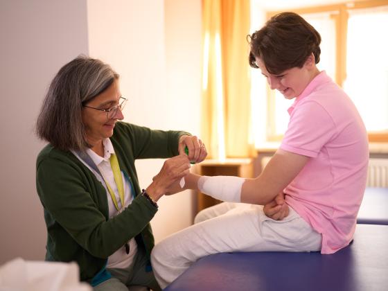 Junge wird von Krankenschwester verbunden
