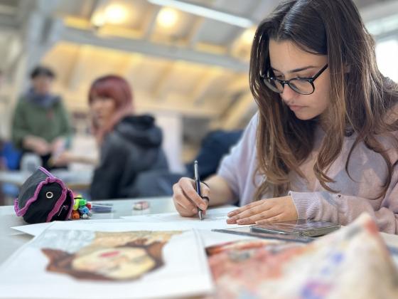 Landheim Ammersee, Kunst, Schülerin zeichnet