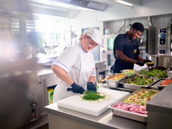 Landheim Ammersee, zwei Köche in Großküche