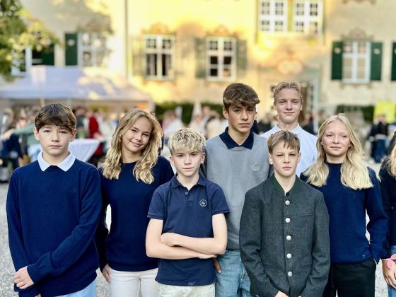 Landheim Ammersee, Gruppe von Schüler und Schülerinnen in Schulkleidung