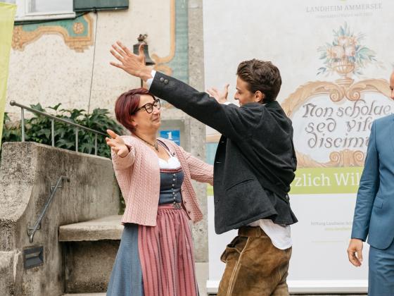 Landheim Ammersee, Schüler und Lehrer bei Abi-Zeignis-Vergabe