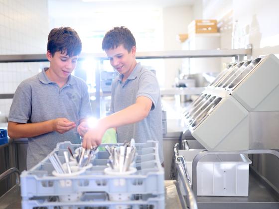 Landheim Ammersee, Soziale Dienste, Schüler in der Küche