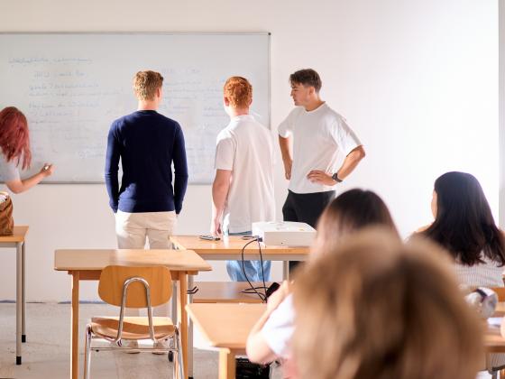 Schüler im Klassenzimmer vor Tafel
