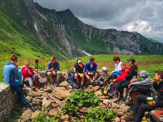 Wandergruppe macht Pause am Berg