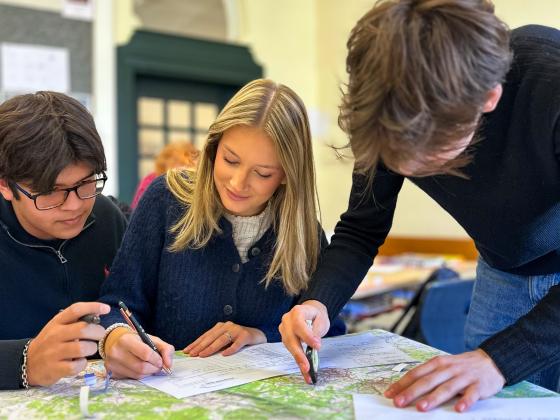 Kinder beim Kartenstudium
